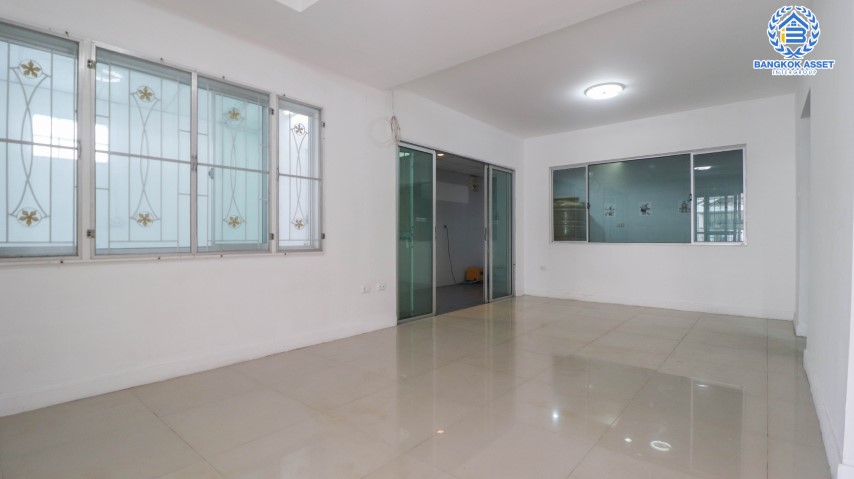 *****ทาวน์เฮ้าส์มือสองย่านปทุมธานี ม.พฤกษาวิลล์16 รังสิต-องครักษ์ #หลังมุม เนื้อที่กว้างขวางถึงเกือบ 30 ตร.ว. ฟังก์ชัน 3 ห้องนอน 2 ห้องน้ำ 2 ที่จอดรถ ต่อเติมพื้นที่หลังคา ห้องครัว และห้องอเนกประสงค์แล้ว ใกล้ฟิวเจอร์พาร์ค รังสิต และทางด่วน "ดอนเมือง-โทลล์เวย์"...